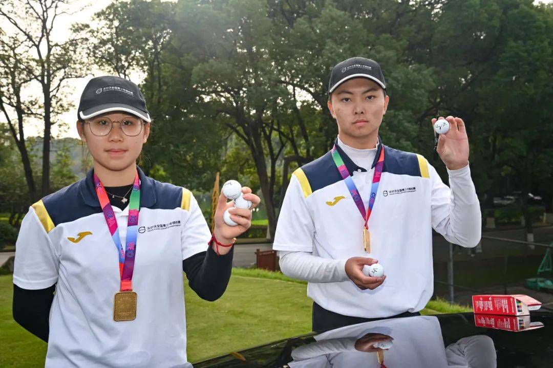 著名动作影星;巨石强森继续饰演;勇石博士，带领四人组再次穿越回到惊险刺激的;勇敢者游戏世界